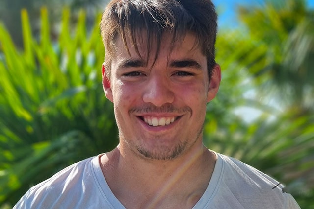 <span style="color:#fcda09">Jason</span>